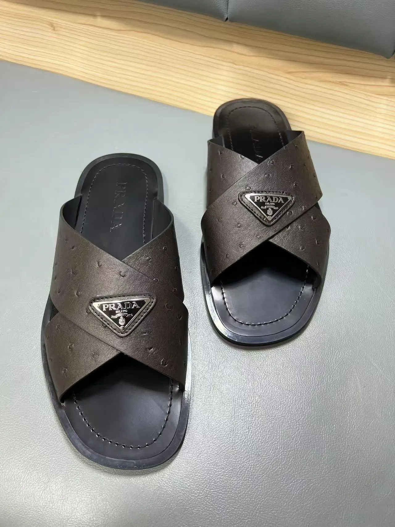 340💰PRADA Prada’s latest slippers are synchronized with the official website. This slipper is made of the brand’s unique and iconic Saffiano leather. The brand logo jumps out from the double straps, and the brand style is clearly visible. Cowhide gives men elegant charm and functional design, making it an ideal choice for vacation and leisure. Size:38-45